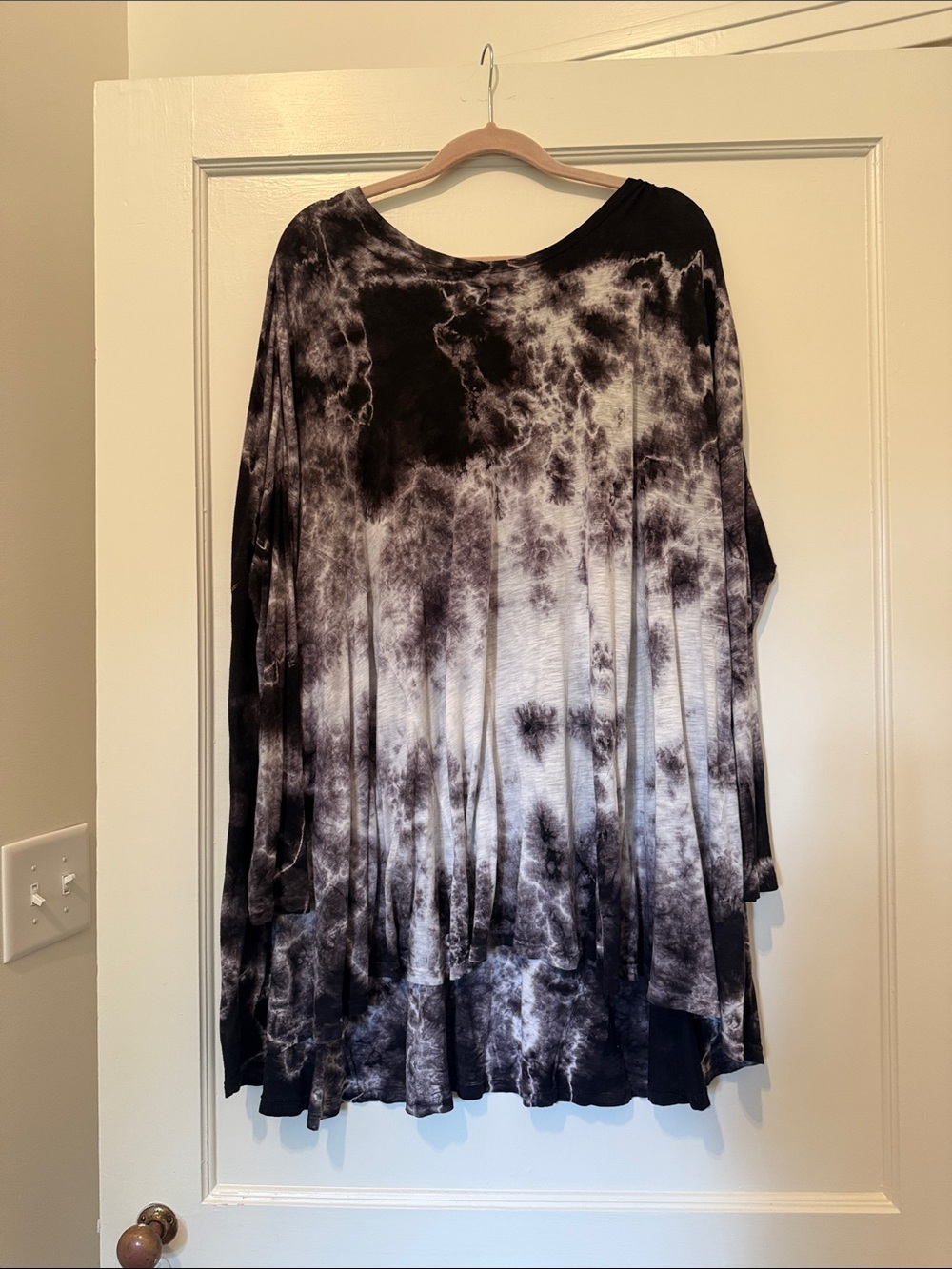 Black & White Tie-Dye Long Sleeve Women's Top
